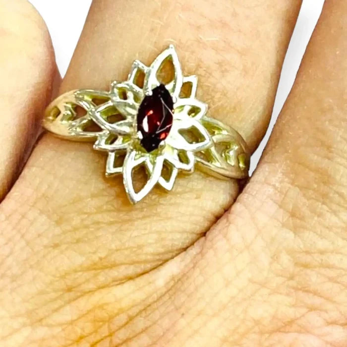 Women's Elegant Marquise Garnet Ring